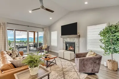 Image de \"Powder & Pine\" New Mountain and Lake View Home in Eden, Utah