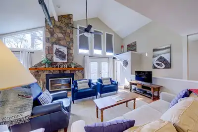 Image de Lakefront gem with deck, grill, boathouse/dock, fireplace, central Ac, &WiFi