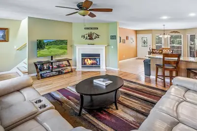 Image de Lovely 2-Bedroom 2. 5 Bath Home with Golf Course & Mountain View! Washer & Dryer!