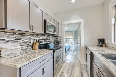 Image de Gorgeous Midtown 2-Bd - Free Parking + Fast Wi-Fi!