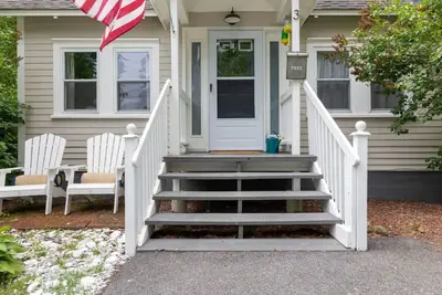 Image de Charming cottage short walk to beach!