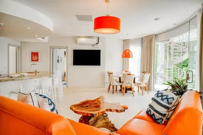 Image de Two luxury condos with pools, rooftop deck, private hot tub & fast WiFi