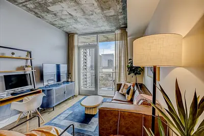 Image de Rainey Street high-rise condo w/city-view balcony, rooftop pool, gym - Brand new