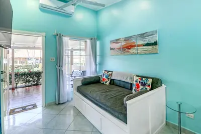Image de Beachy poolside condo near beach with shared pools & fast WiFi