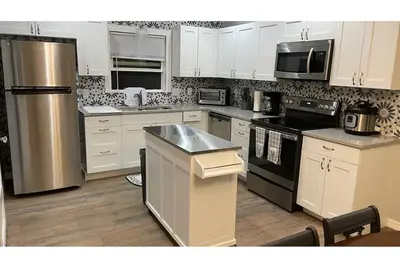 Image de All New Deland Den 4br, pool, blocks fr Stetson & Downtown