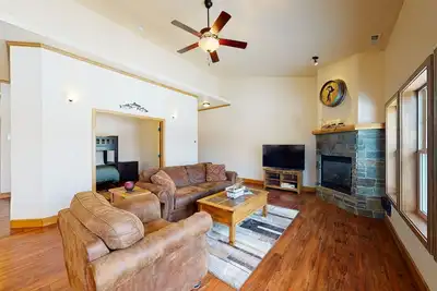 Image de Luxury condo with private deck, pond views, fast WiFi, boat launch & more