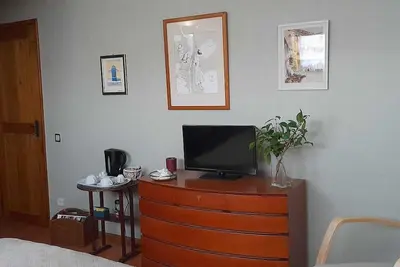 Image de Cozy Yellow House 10m from the beach