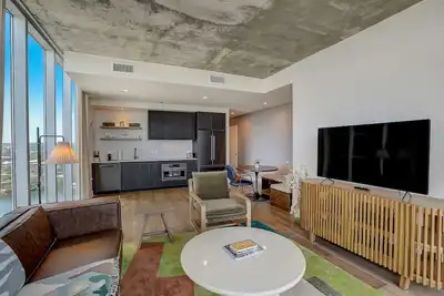 Image de Historic Rainey Street condo w/balcony, rooftop pool, fitness center - dog ok