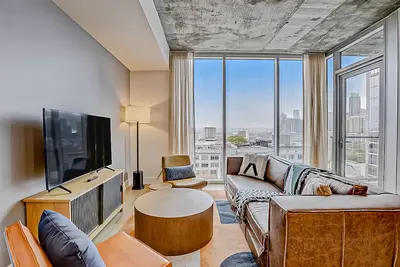 Image de Austin Rainey Street condo w/private  balcony, rooftop pool & gym