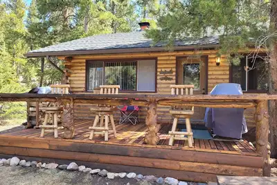 Image de Yellowstone Base Camp- Cabin located on the Chief Joseph Highway