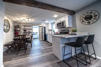 Image de Cozy home a mile from downtown.