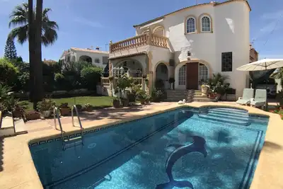 Image de Maison en bord de mer avec piscine privée.