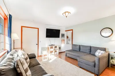 Image de Downtown home with WiFi -Private Hot Tub, walk to beach - dog-friendly yard