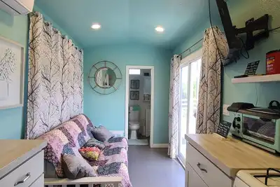Image de Tiny Home in Bulldog Paradise with free puppy love ❤️