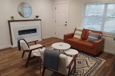 Image de Modern Boho Retreat with Piano. Fenced and Gated in Central Florida!