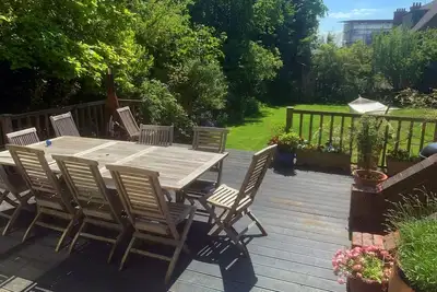 Image de Hampstead haven - 2br 2ba - private deck & 425sqm garden, gated parking