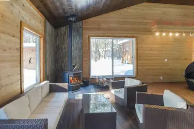 Image de Muskoka Forest Chalet with a Private Indoor Pool