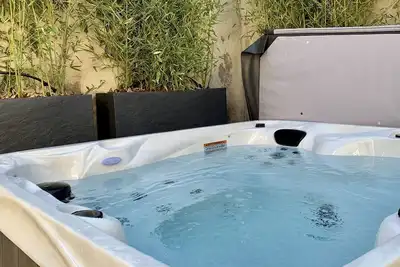 Image de Maison de ville climatisée et cocooning avec jacuzzi