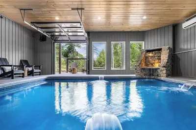 Image de Racing Arcades Private Pool, Fire Pit Theater, Golden Tee, Hot Tub!