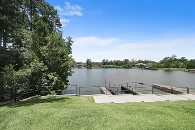 Image de \"Lake Life\" Modern Waterfront - 3/2. 5 with dock