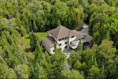 Image de 7-Bedroom Family Retreat • Golf Simulator • Hot Tub • Game Room • Near Tobermory