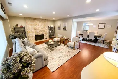 Image de Comfort and Relaxation in Multi-Million $$$ area! !