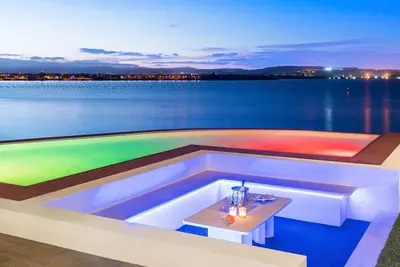 Image de Design luxury seafront villa with fantastic infinity pool