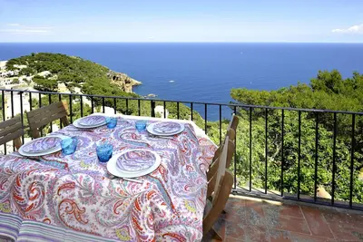 Image de Charmante maison blanche avec vue sur la mer et piscine tranquille