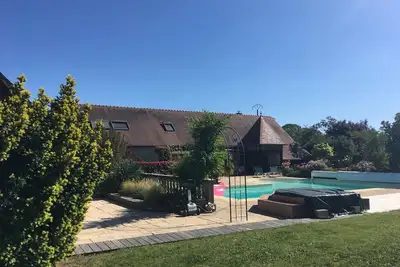 Image de Villa avec piscine chauffée et jardin près de Moulins