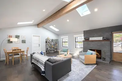 Image de 3849 La Vista Portola - Spacious, Updated, Mountain Views, Fireplace!