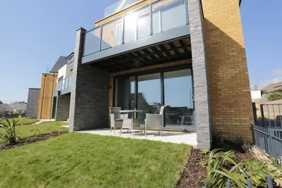 Image de Bournecoast: Modern 2 Bedroom Apartment With Patio Close To Sandy Beach - Fm8413
