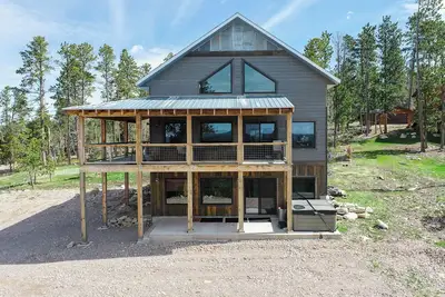 Image de Views for Days, New Cabin Near Terry Peak Ski Area w/ Hot Tub and Large Deck!