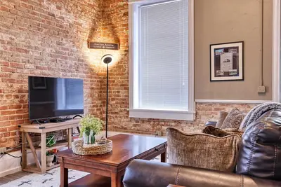 Image de Modern Industrial Western Suite, Directly Downtown