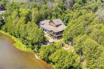 Image de Large cottage with Water front, Heated Pool, sauna, 4 family rooms