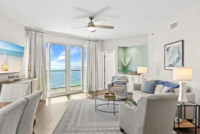 Image de Luxury Condo | Beach Front | Spectacular Views | Designer Decor