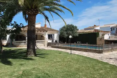 Image de Maison avec piscine privée près de la plage, internet, climatisation