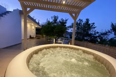 Image de Theros Luxury apartments - 5 minutes from the beach. Hot tub and Bbq facilities.
