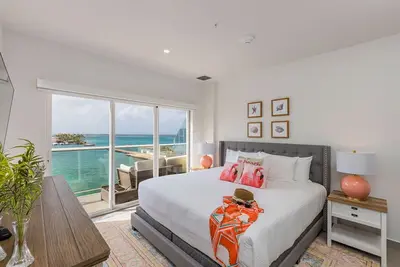 Image de City. Beach. Eat. Shop & Repeat. Discover all in here