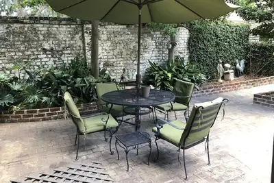 Image de Elegant Savannah Patio Apartment! An Arty Flair on Jones Street
