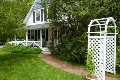 Image de Arbor House - Bar Central Port près de la rive Chemin & Village Green