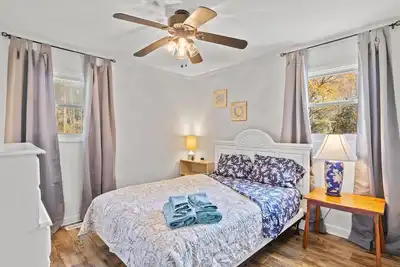 Image de \"Beachy\" Getaway - Cozy and Secluded Lodge Home