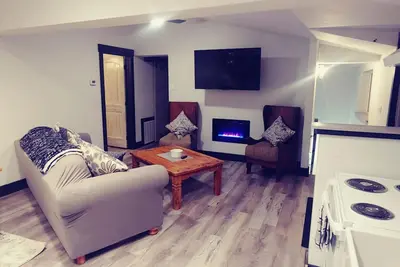 Image de 4 Bedroom/3 Bath Upper Level Remodeled Shop, in town, fully loaded for up to 12!