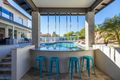 Paradise Pool~ Waterslide, Splash Pad, Swim Up Bar, Putt & More