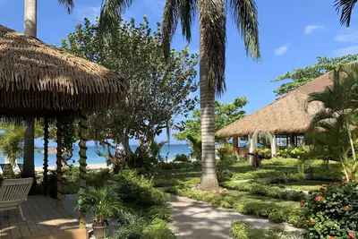 Image de Relax in Jamaica - Enjoy 7 Miles of White Sand Beach! by RedAwning