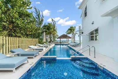 Image de Luxurious Beachfront 6-bed House with Guest House- Sleeps up to 21 Guests!