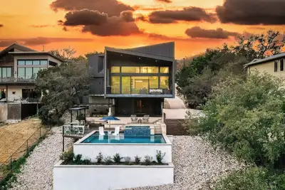 Image de Luxury w/ Lake View, Pool, Hot Tub, Fire Pit, Ping Pong | Barton by AvantStay