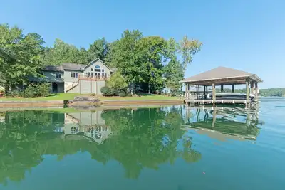 Image de Waterfront Lake house on Lake Martin