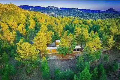Image de Expansive Mountain Getaway with majestic mountain views and park like setting
