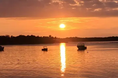 Image de Quaint 2 bedroom water view cottage. Near great golfing, beaches and breweries.