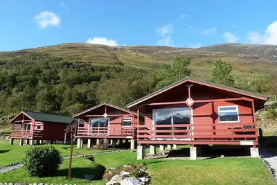 Image de Dog-friendly lochside chalet with balcony, stunning mountain views!